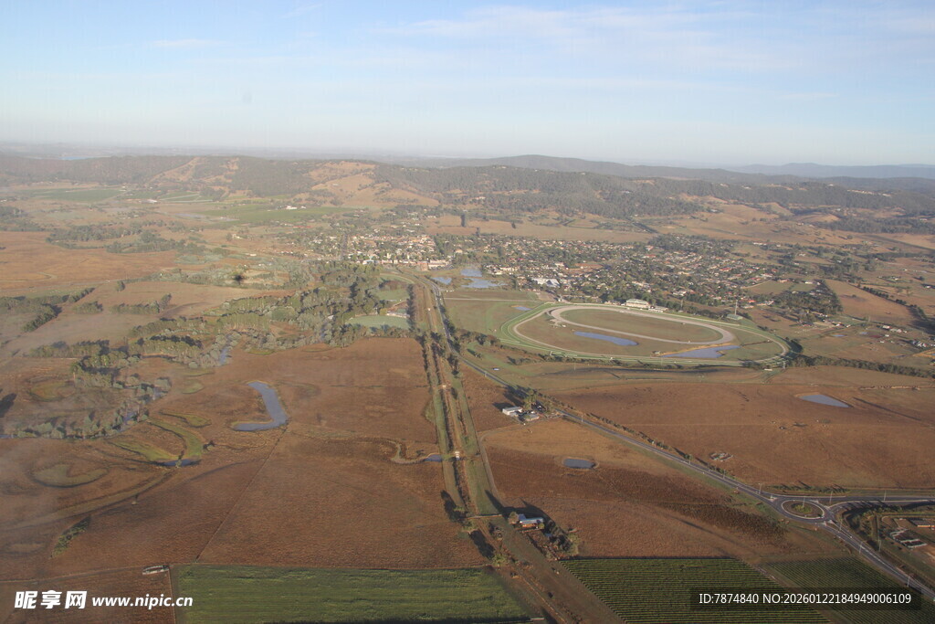 俯瞰广袤田野风光