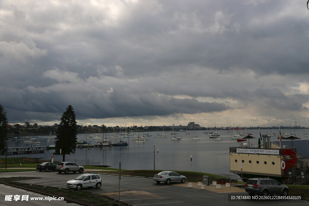 阴天下的城市滨水景观