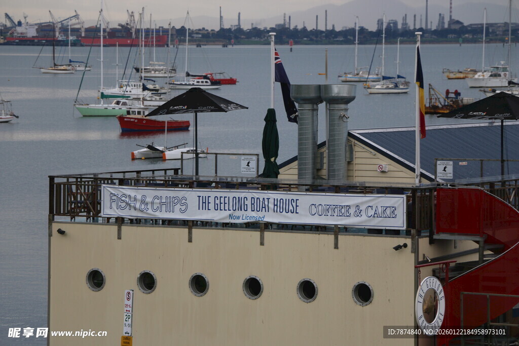 港口停泊船只的远景画面