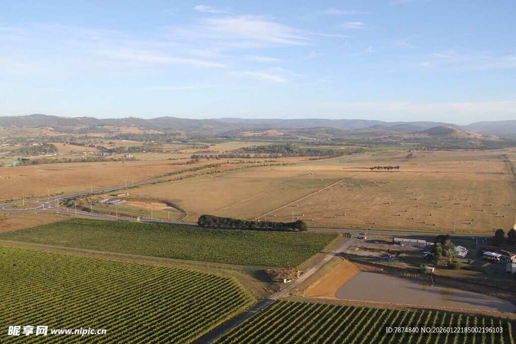 俯瞰广袤田野风光