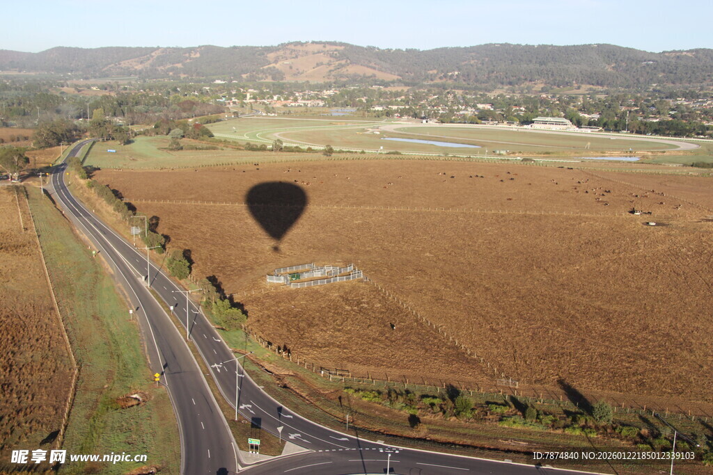公路旁田野上的热气球