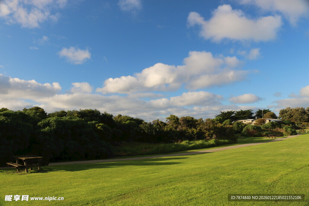 蓝天绿地间的美丽自然景观