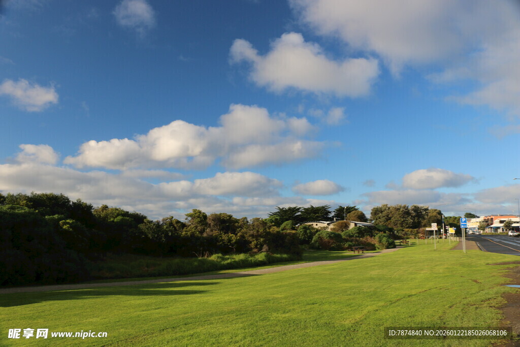 蓝天绿地间的美丽风光