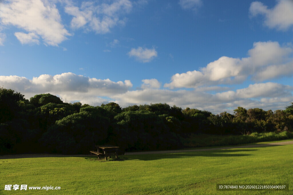 蓝天绿地间的自然美景