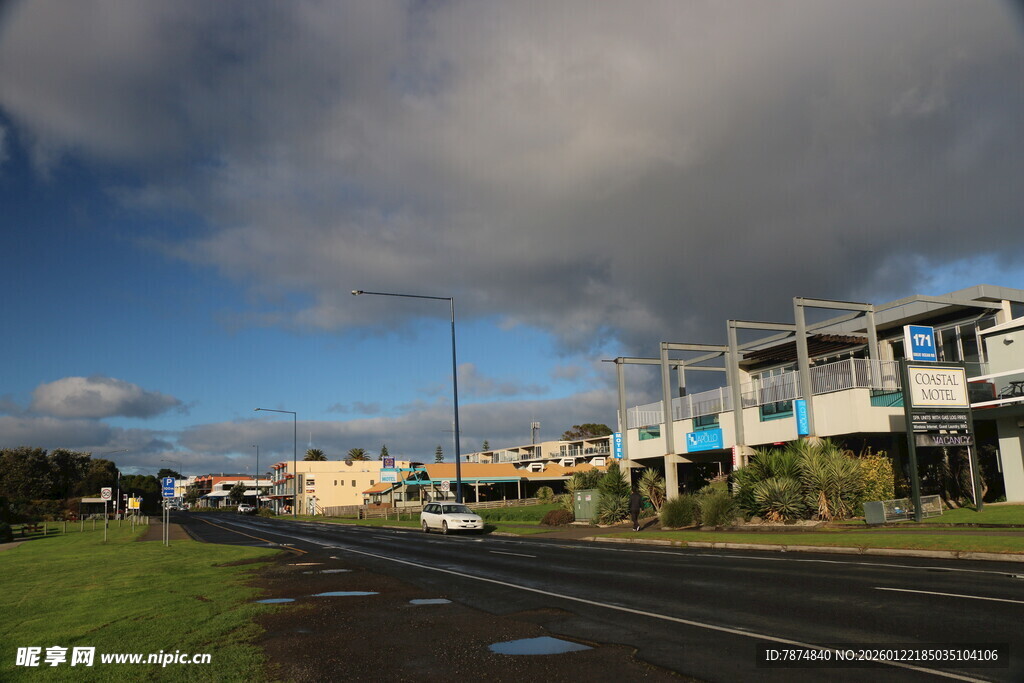 海滨公路旁的现代建筑群