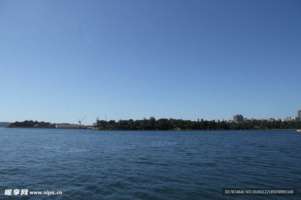 宁静湖面与远处岛屿风光