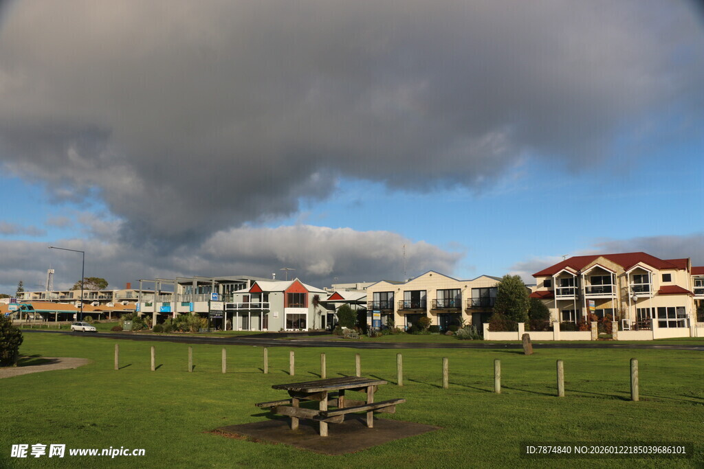 草地旁的建筑与阴沉天空