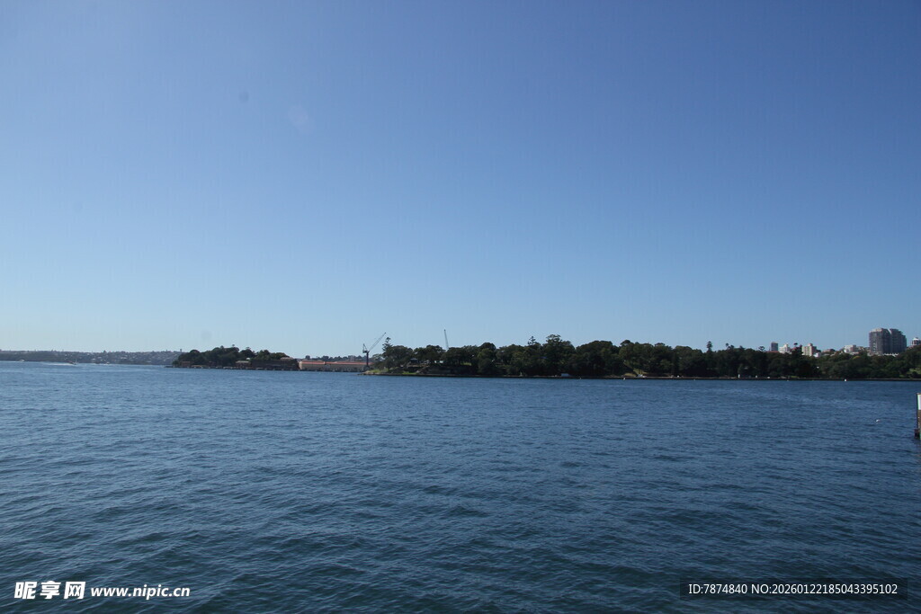 宁静湖景与远处岛屿风光