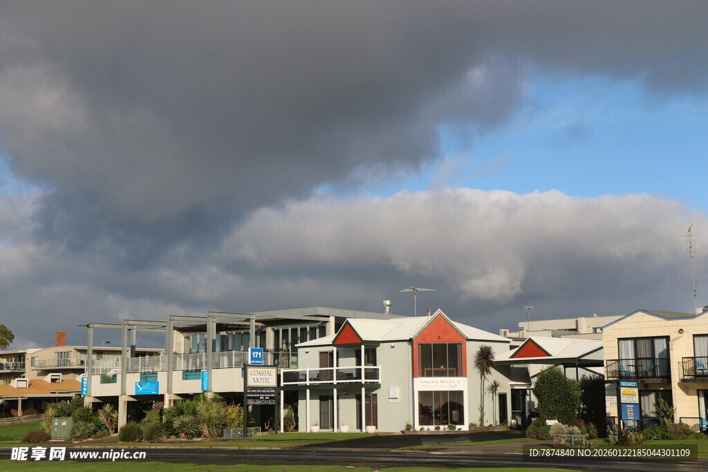 城郊现代住宅与多云天空