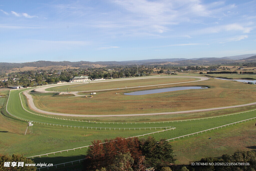 广阔赛马场全景风光