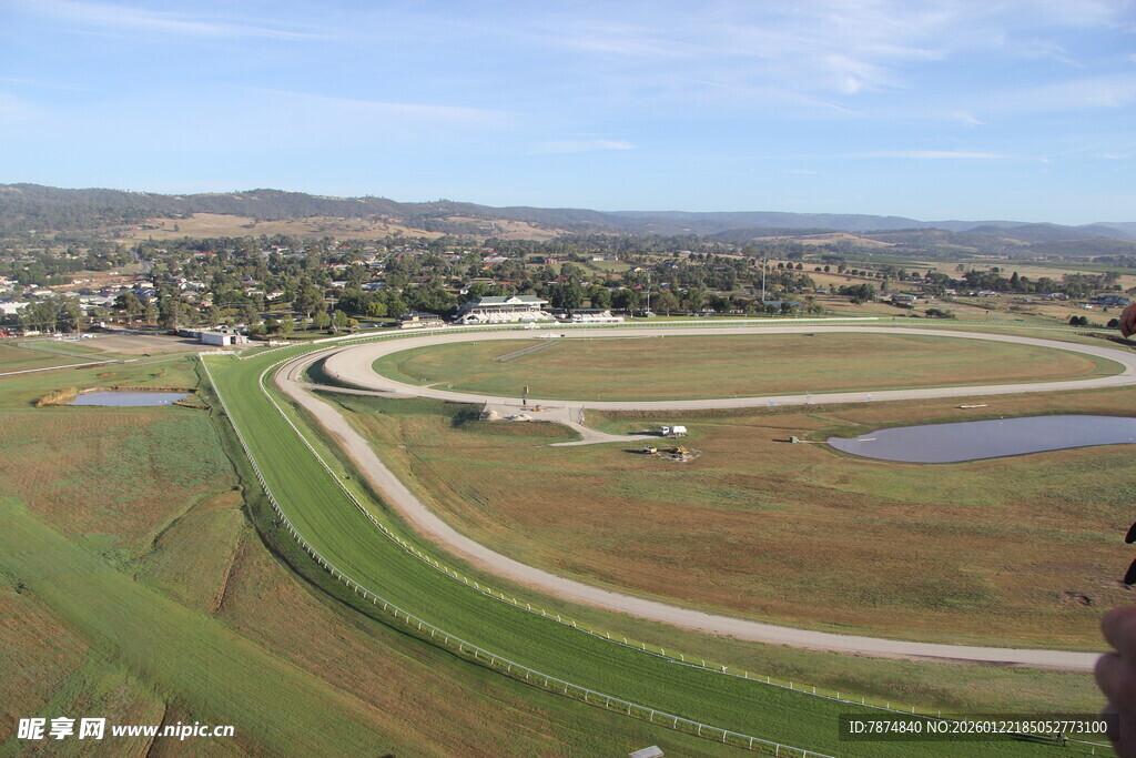 俯瞰广袤田野与蜿蜒道路