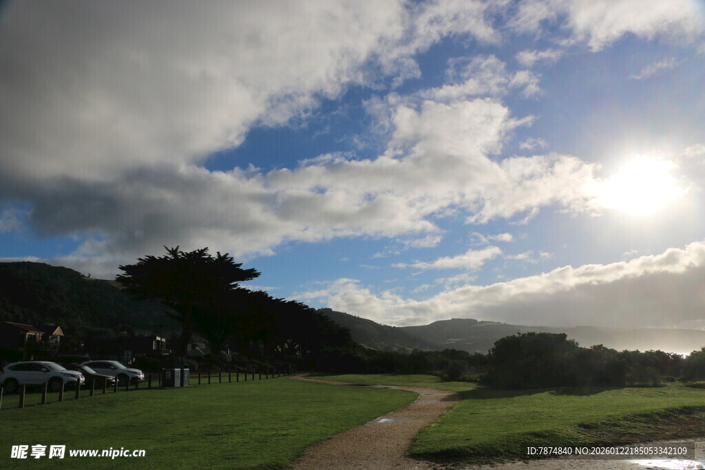 阳光照耀下的户外风景