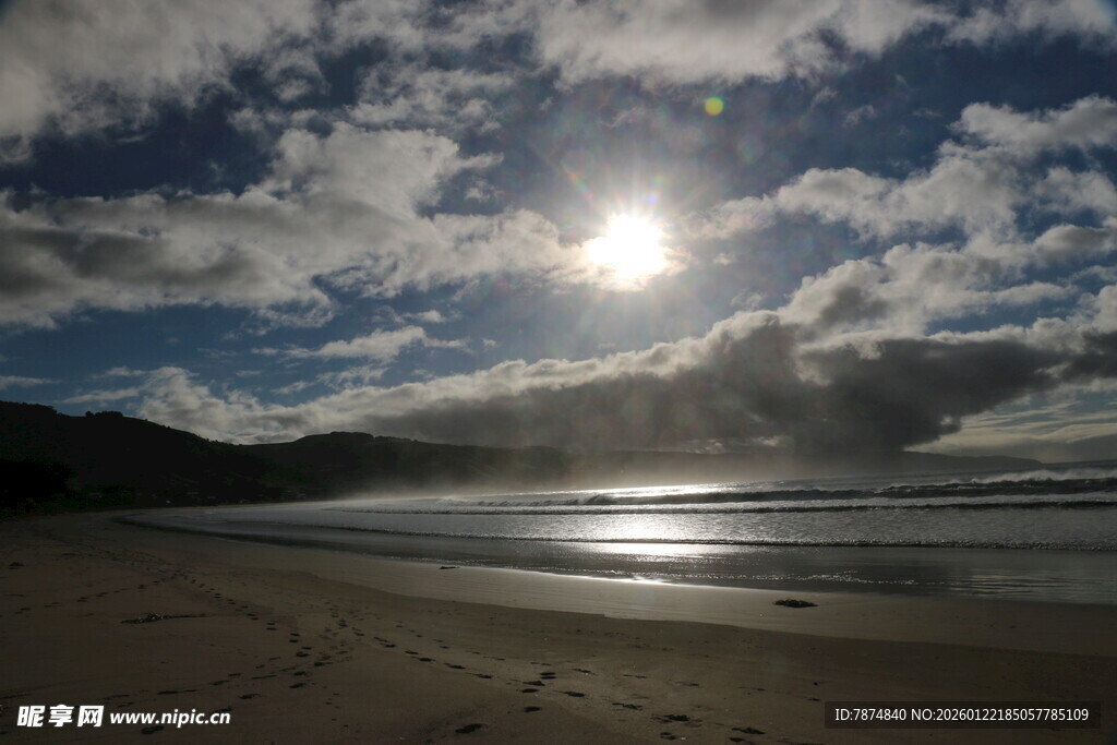海滩上的阳光与云海美景