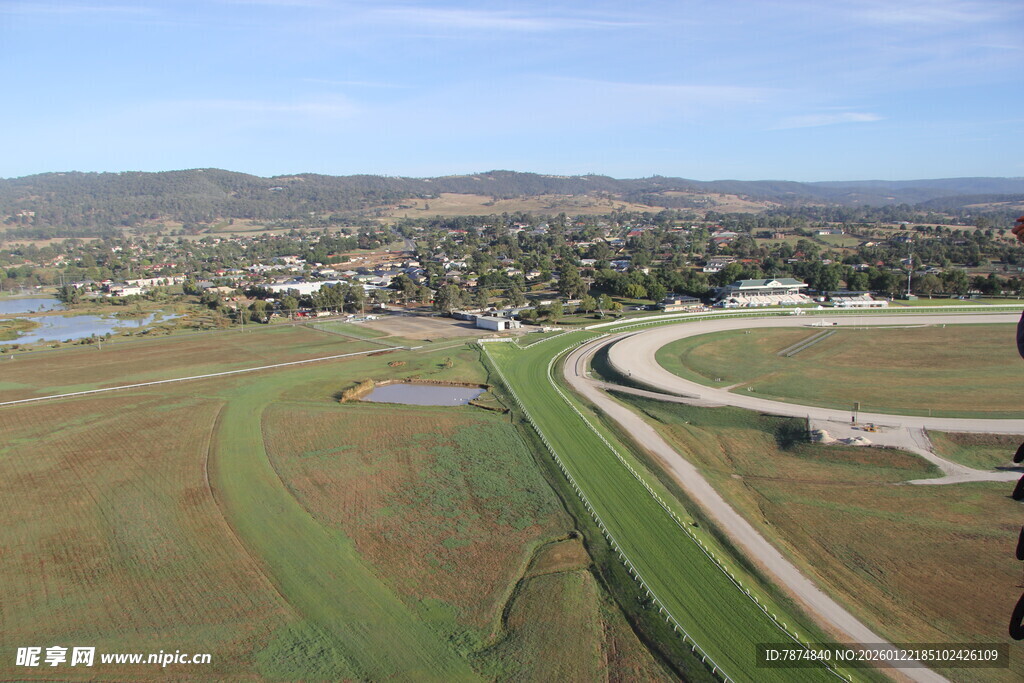 俯瞰道路旁开阔田园风光