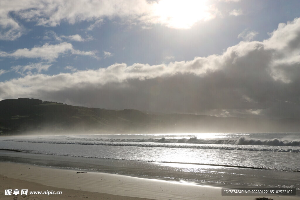 阳光海滩上的云海美景