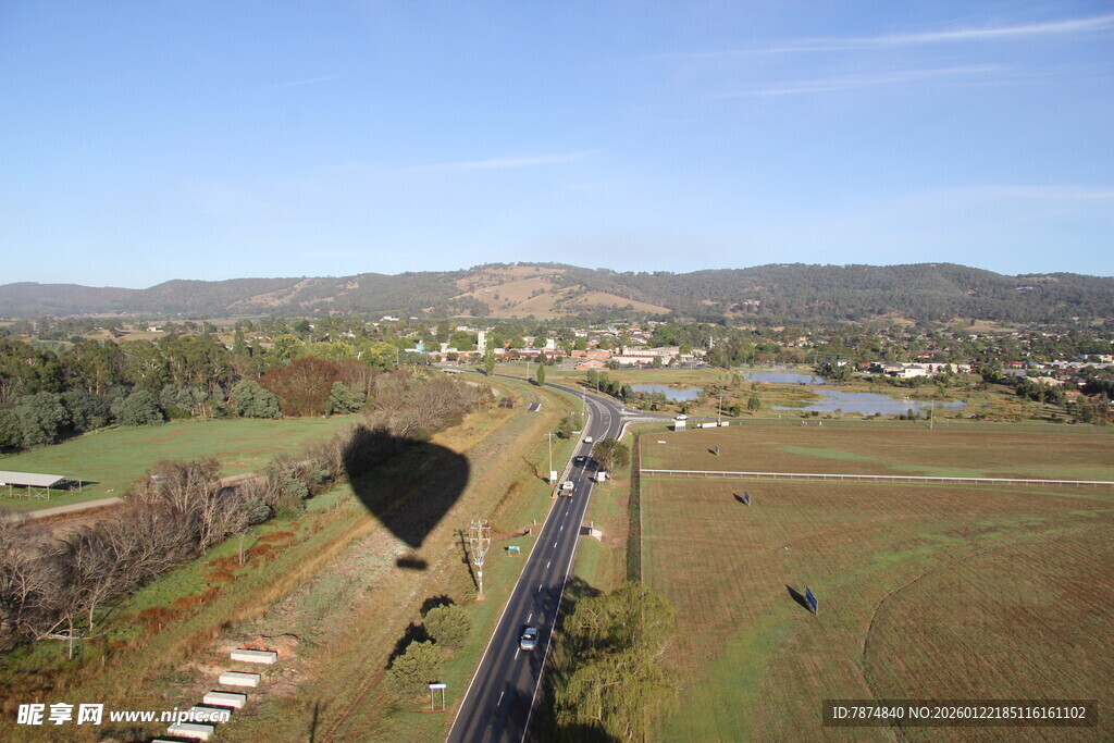 空中俯瞰的开阔田野风光