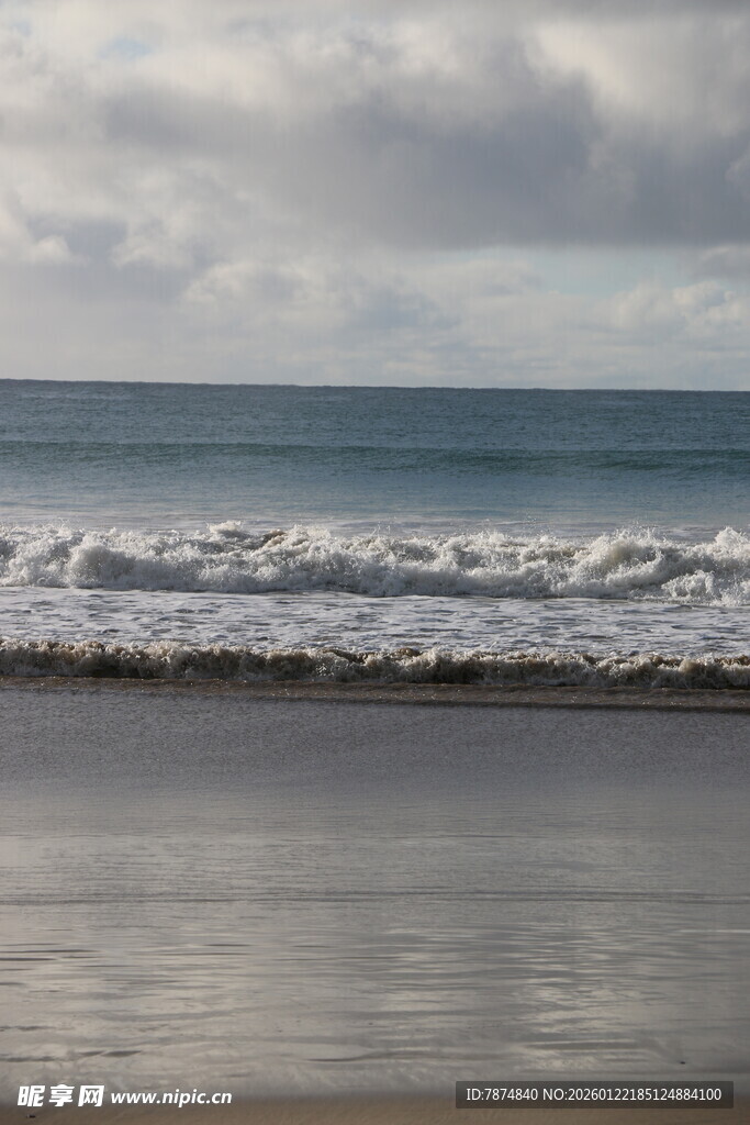 海边沙滩上的翻涌海浪