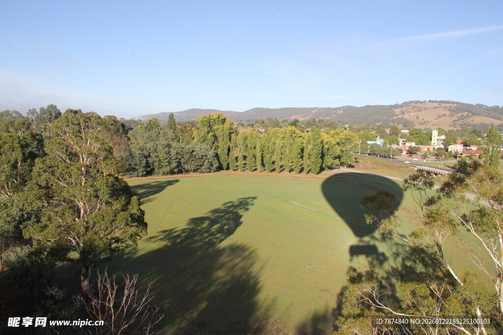 俯瞰绿意盎然的开阔场地