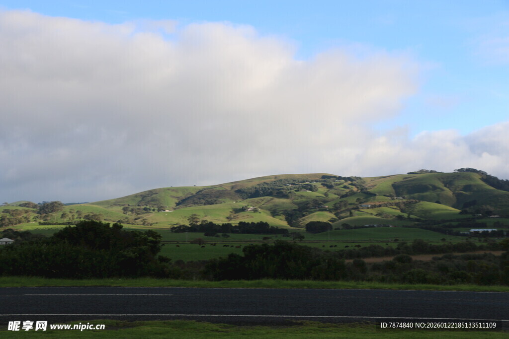 公路旁的翠绿山峦与蓝天