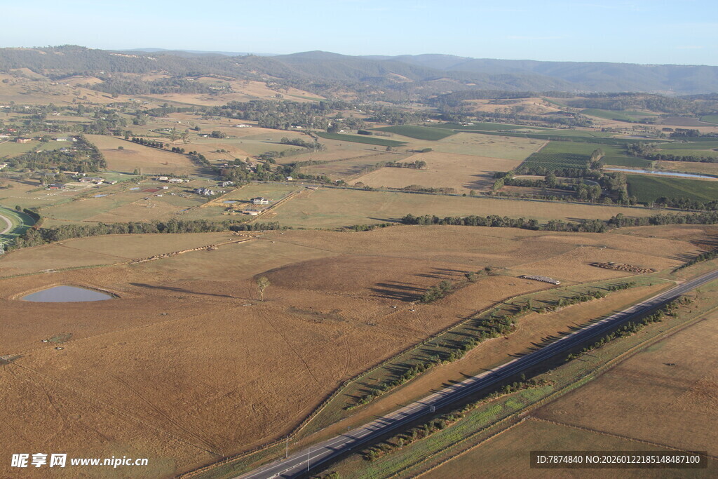 俯瞰广袤田野与公路