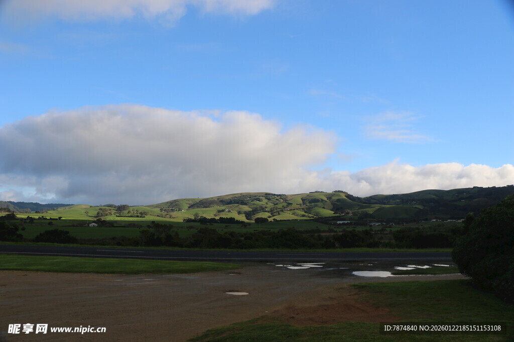 蓝天白云下的田园风光