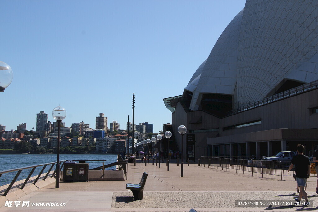 悉尼歌剧院前的海滨风光