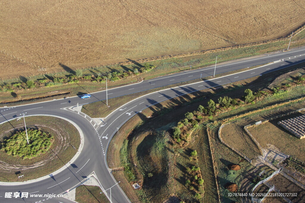 俯瞰环形交叉路口景观