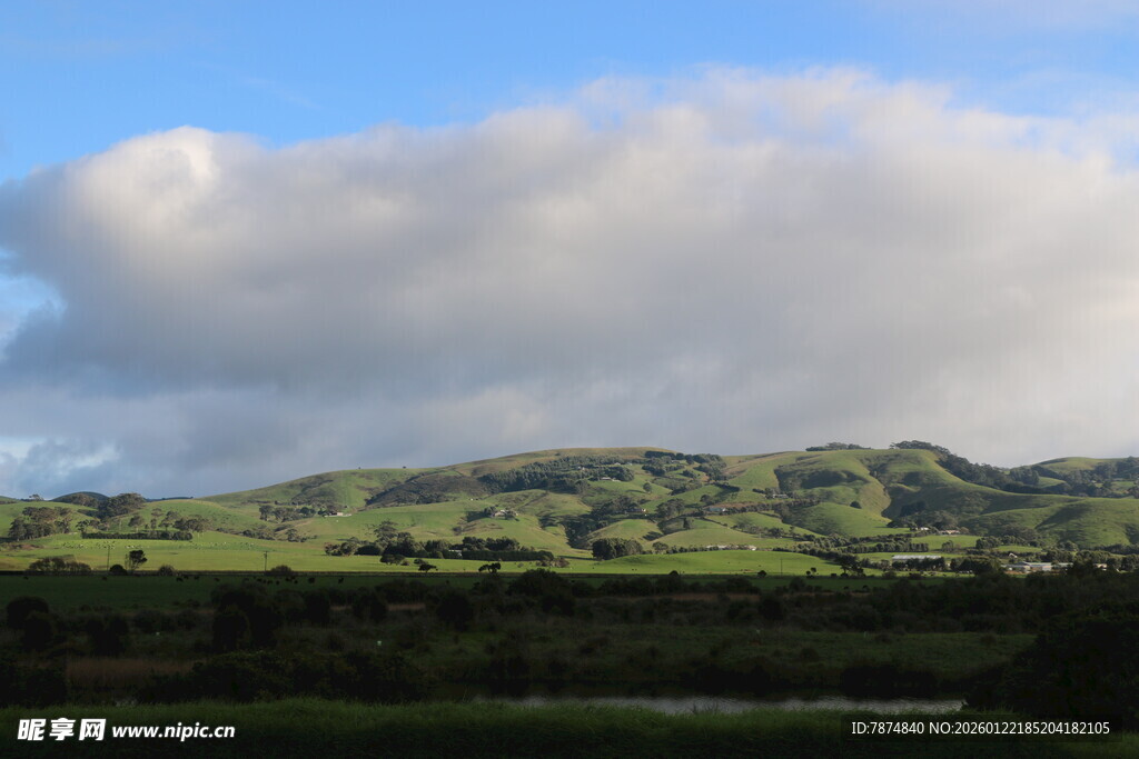 青山白云下的美丽风光