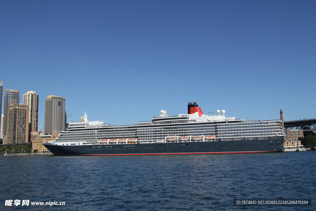 港口旁的大型豪华邮轮