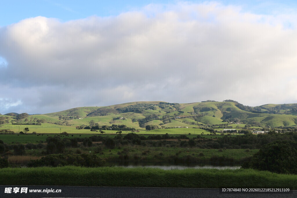 青山绿野间的蓝天白云