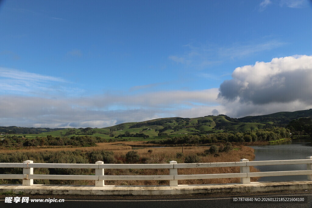 公路旁的开阔田园风光