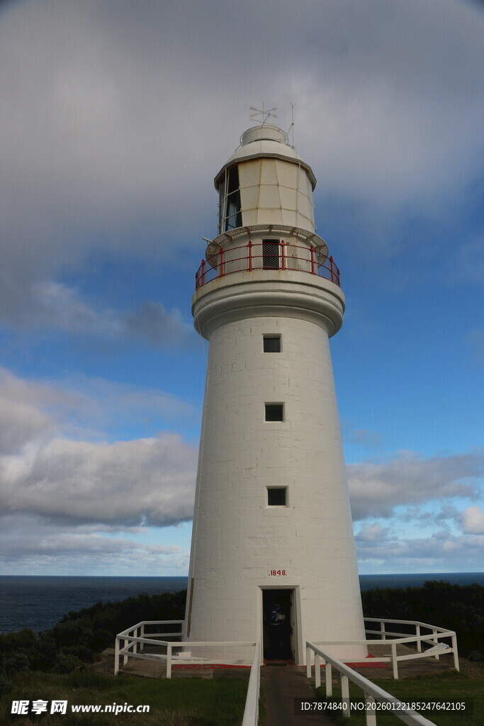海边白色灯塔矗立云端