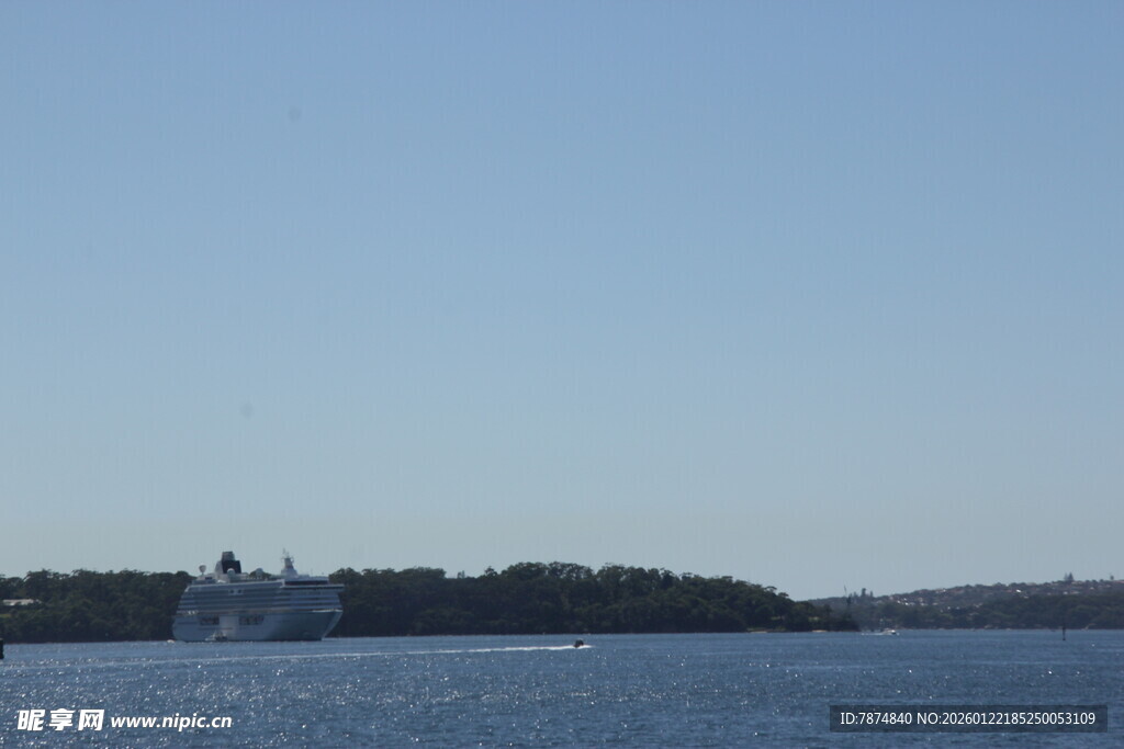 宁静湖面与远处岛屿景观