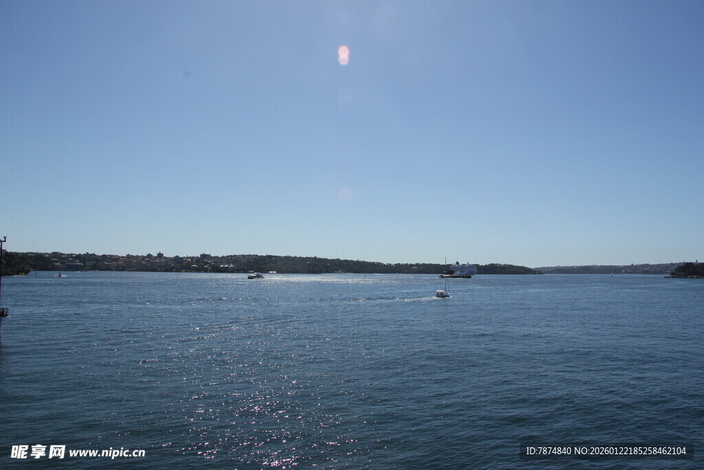 晴朗海面与远处岛屿景观
