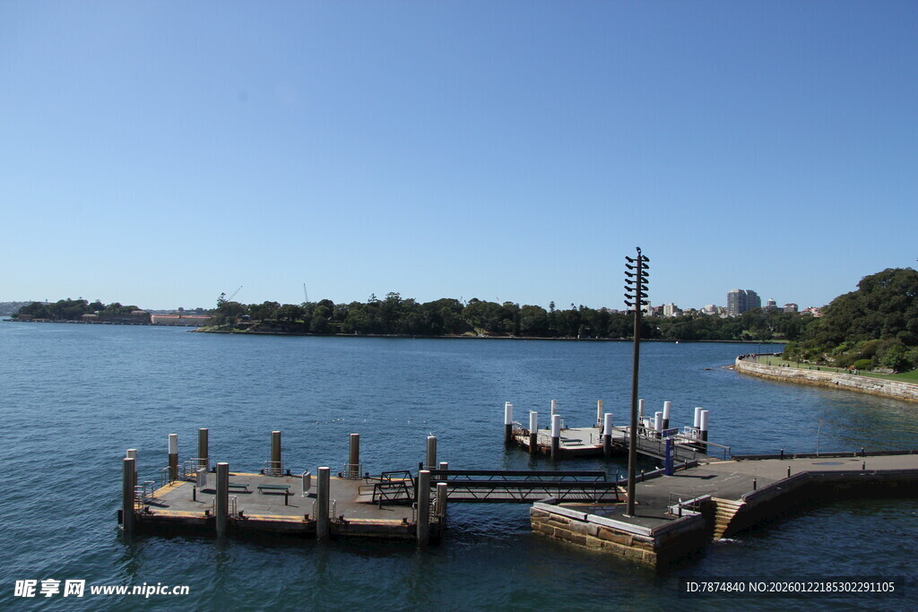 宁静湖畔的木质码头景观
