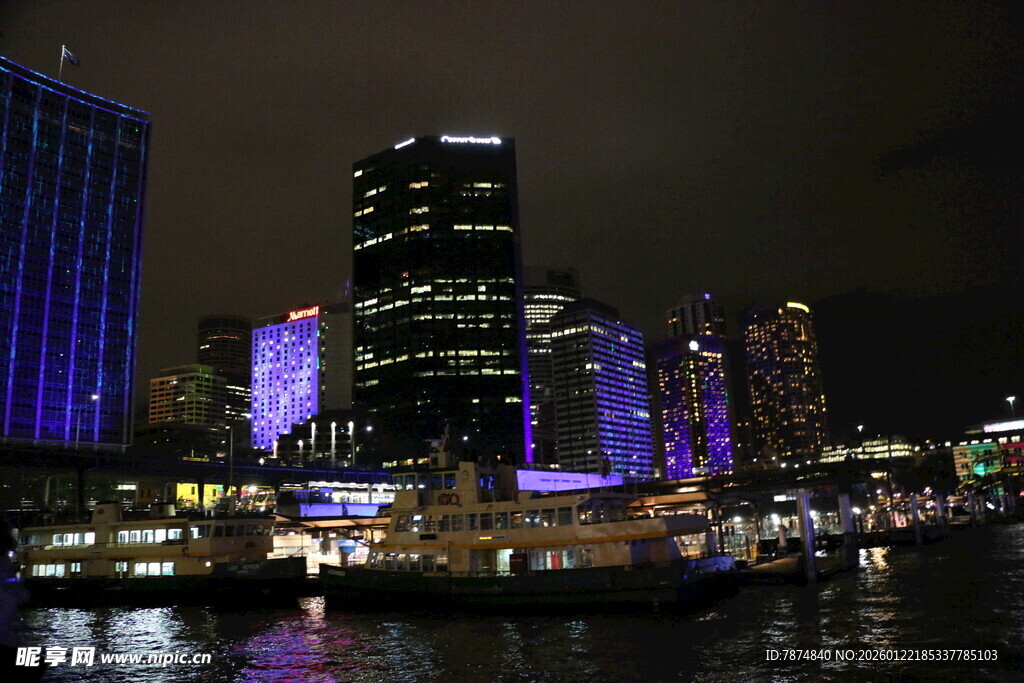 夜晚河畔璀璨的城市夜景
