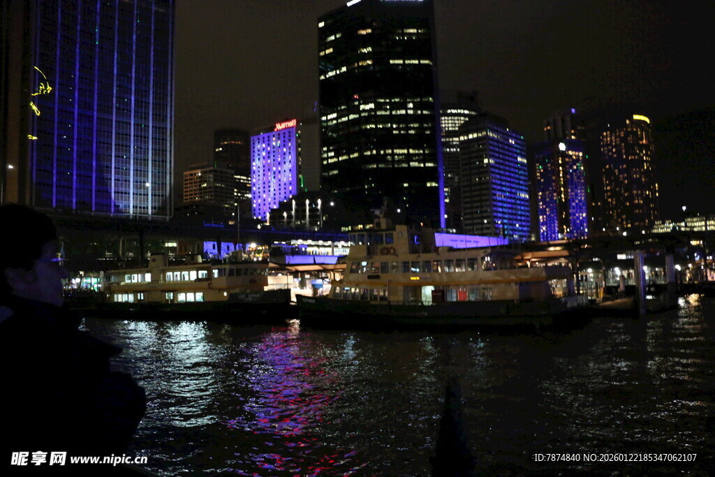 夜晚河畔的城市璀璨夜景