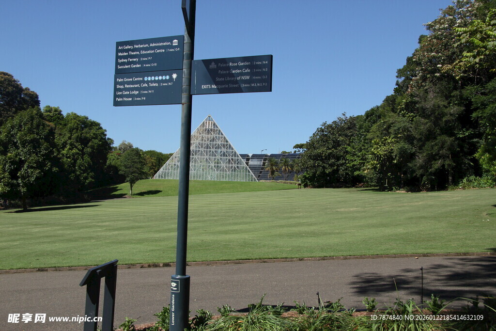 公园中的指示牌与远处建筑