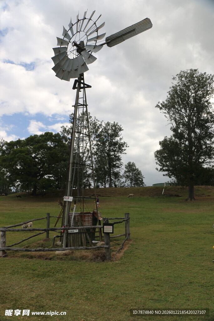 田野中的老式风车