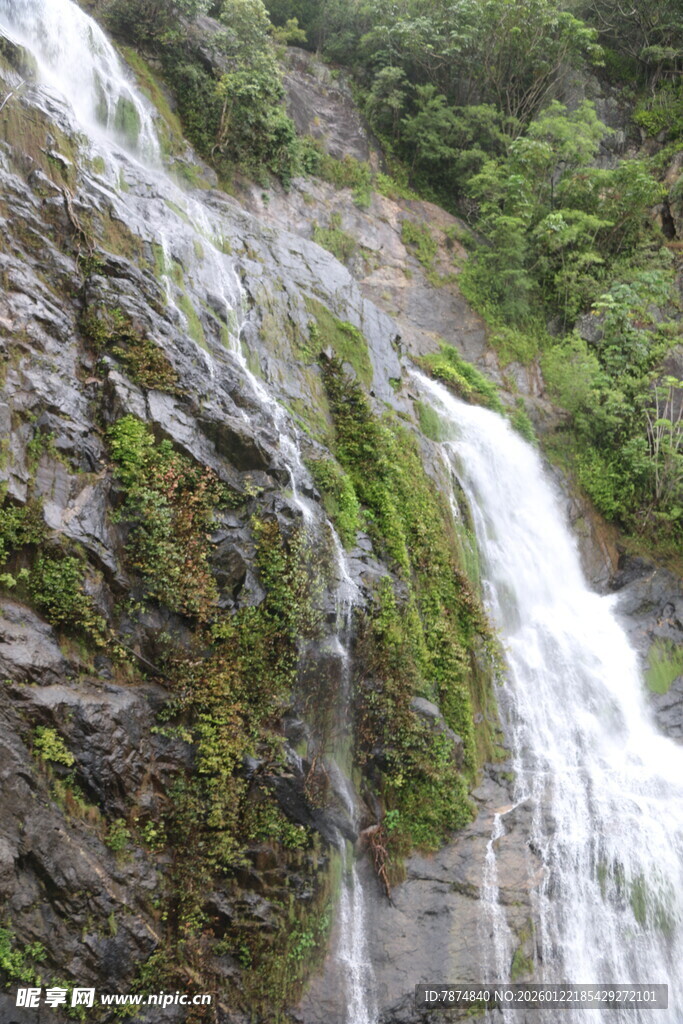 山间瀑布 绿意盎然的景致
