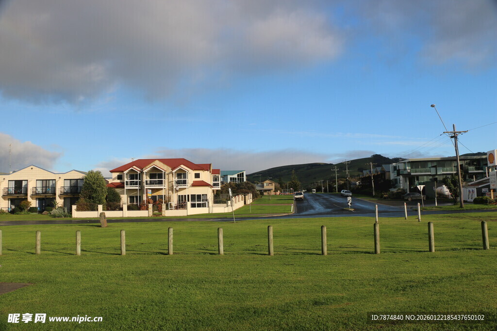 田园旁的美丽建筑景观