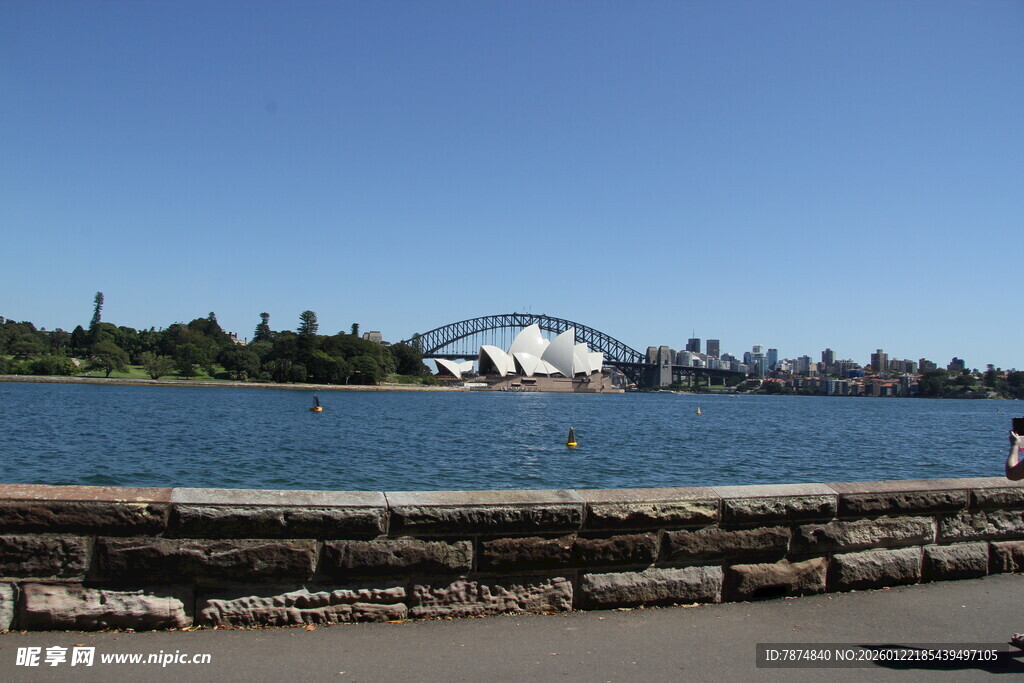湖畔风景 远处建筑与蓝天