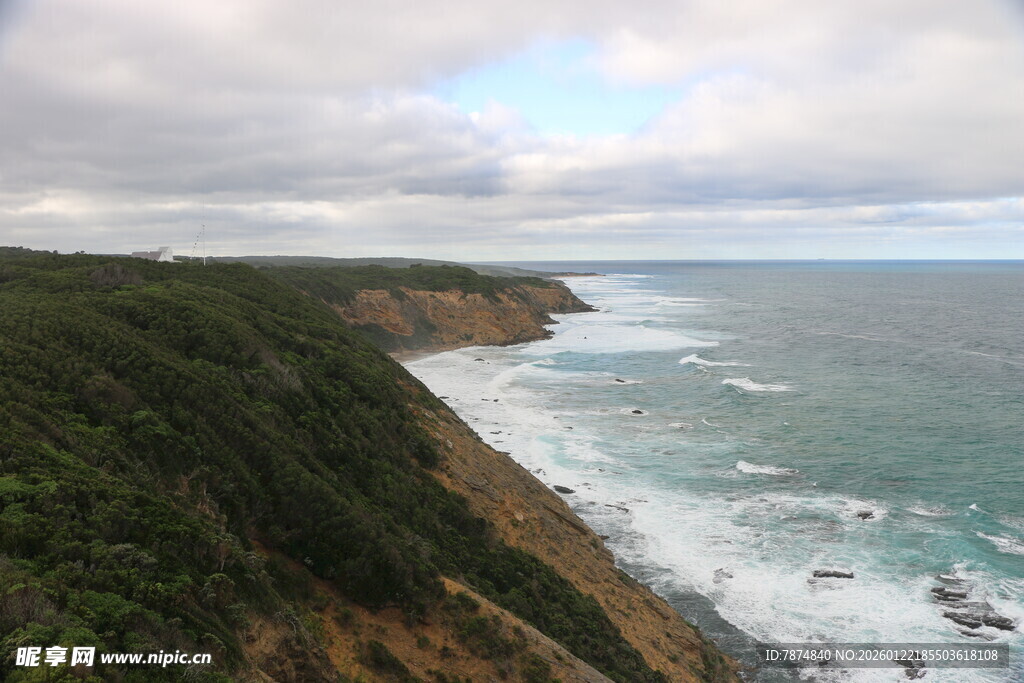 海岸风光 海浪拍击绿色崖岸