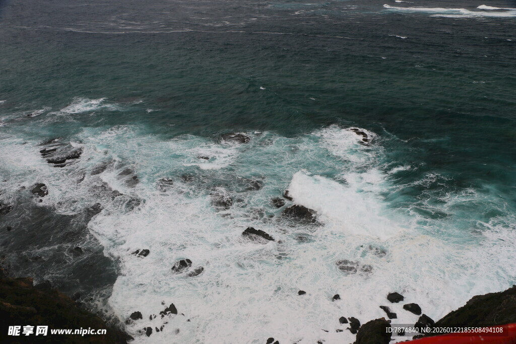 海浪拍打海岸的壮阔景象