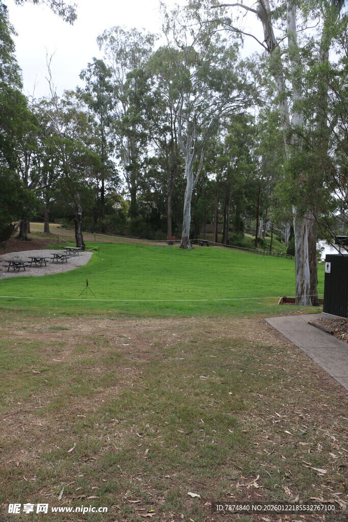 户外绿意盎然的休闲场地