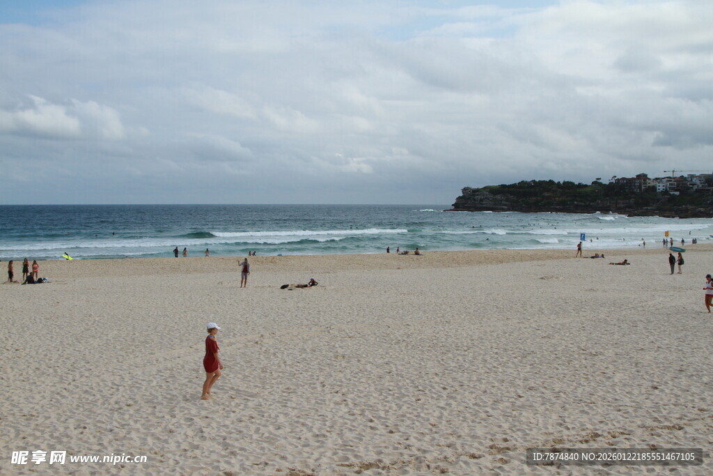 热闹的海滩景象