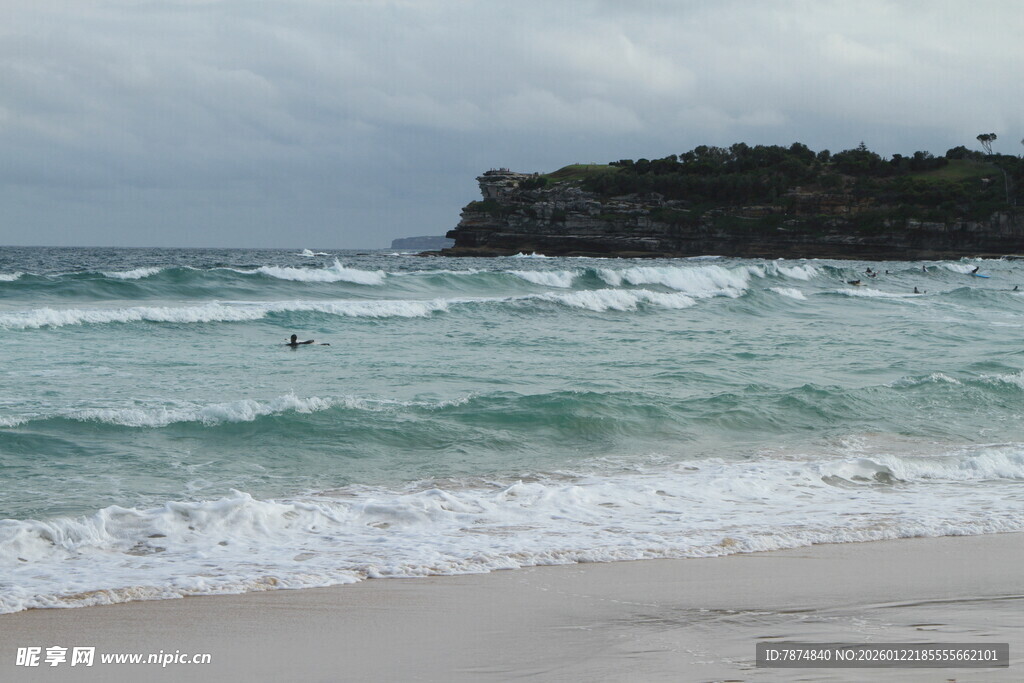 海浪拍岸的美丽海滨风光