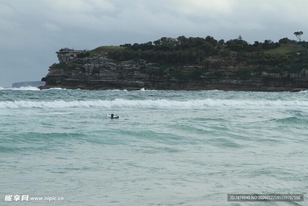 海边冲浪者与壮阔海浪