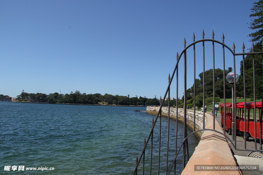 海滨护栏旁的秀丽风光