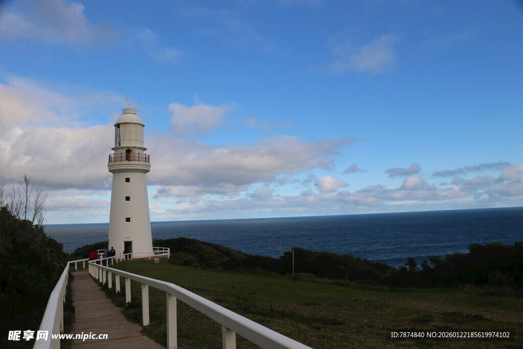 海岸边的白色灯塔景观
